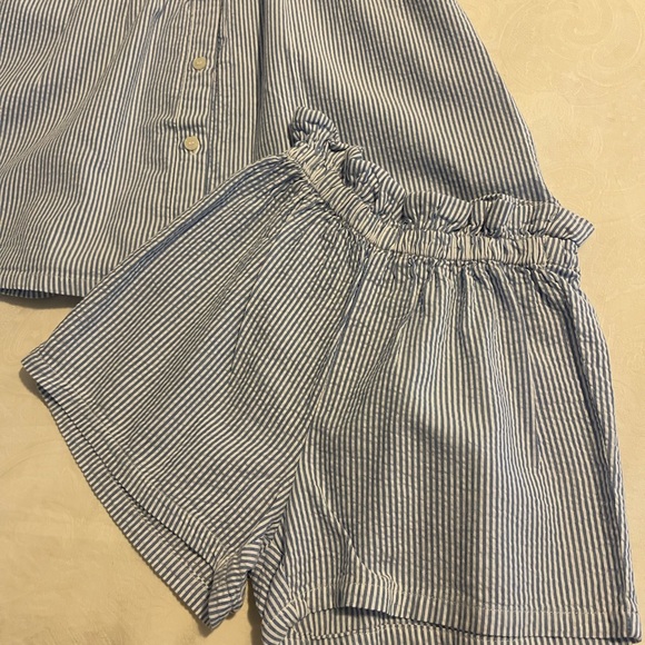 Practically New : H& M summer ruffle outfit ( fits bigger) size 3T - Picture 6 of 7